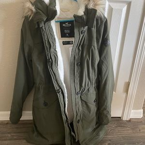 Hollister olive down coat/jacket XL white sherpa material inside.